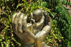 Des mains protègent un foetus