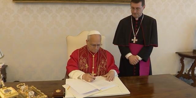 Le pape Léon XIV signe l'encyclique Magnifica Humanitas, le 15 mai 2026 au Vatican.