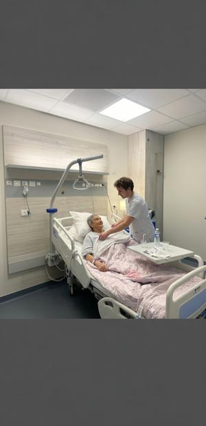 Un soignant accompagne une personne en fin de vie