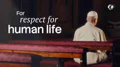 Le pape Léon XIV de dos, assis en prière sur un banc, avec le texte « For respect for human life ». vidéo d'intention de prière de juillet 2026
