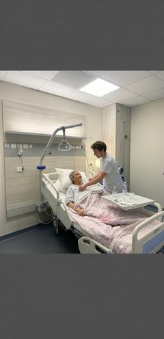 Un soignant accompagne une personne en fin de vie