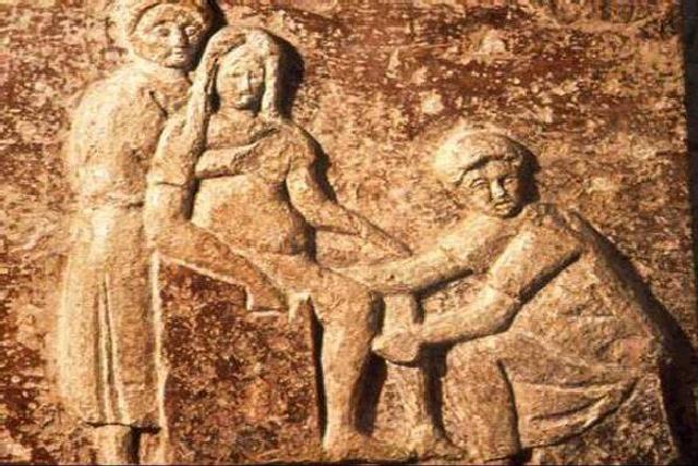 Scène d’accouchement : monument funéraire de la sage-femme Scribonia Attica (musée archéologique d’Ostie, Italie)