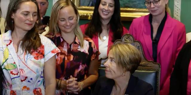 La gouverneure du Massachusetts se félicite de la promulgation de la loi étendant les délais d'IVG