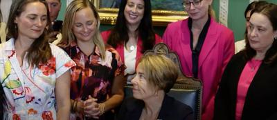 La gouverneure du Massachusetts se félicite de la promulgation de la loi étendant les délais d'IVG