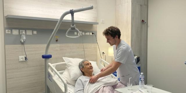 Un soignant accompagne une personne en fin de vie