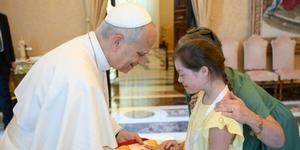 Lors de la rencontre avec la Fondation Jérôme Lejeune, une jeune fille porteuse de trisomie 21 salue le pape.
