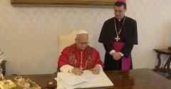 Le pape Léon XIV signe l'encyclique Magnifica Humanitas, le 15 mai 2026 au Vatican.