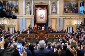 Le pape Léon XIV, vêtu de blanc, lève la main droite pour saluer lors de son discours au Parlement espagnol.